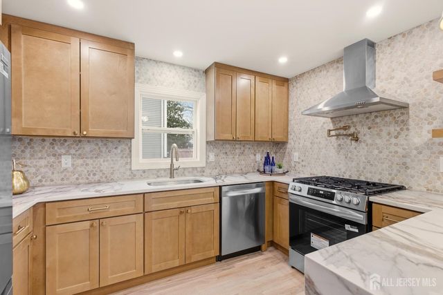 23 Morse Avenue, Edison, NJ 08817