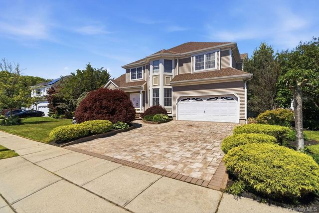 15 Boxwood Lane, Farmingdale, NY 11735