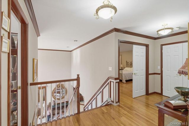 15 Boxwood Lane, Farmingdale, NY 11735