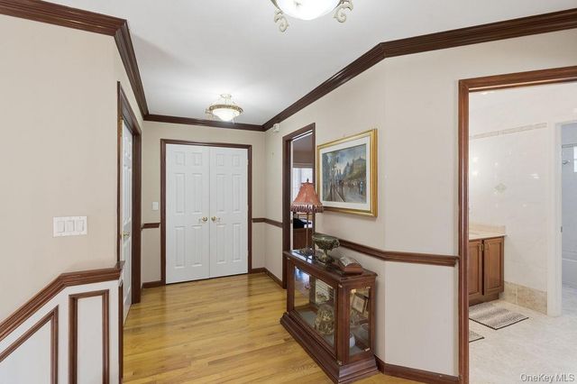 15 Boxwood Lane, Farmingdale, NY 11735