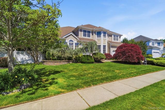 15 Boxwood Lane, Farmingdale, NY 11735
