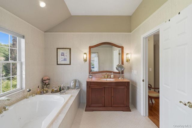 15 Boxwood Lane, Farmingdale, NY 11735