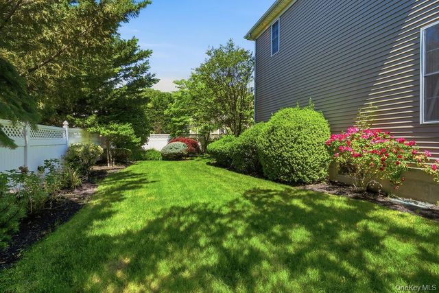 15 Boxwood Lane, Farmingdale, NY 11735