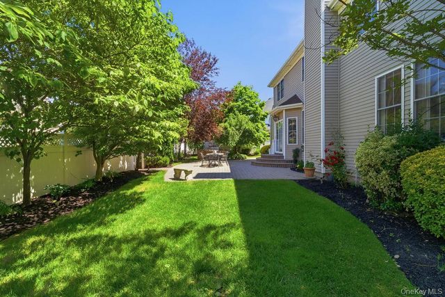 15 Boxwood Lane, Farmingdale, NY 11735