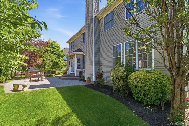 15 Boxwood Lane, Farmingdale, NY 11735
