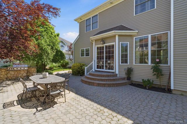 15 Boxwood Lane, Farmingdale, NY 11735