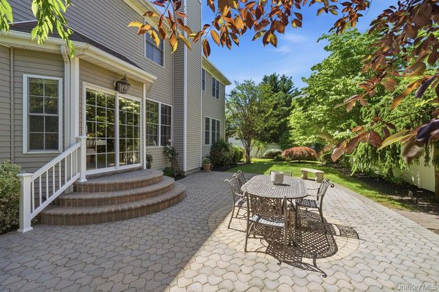 15 Boxwood Lane, Farmingdale, NY 11735