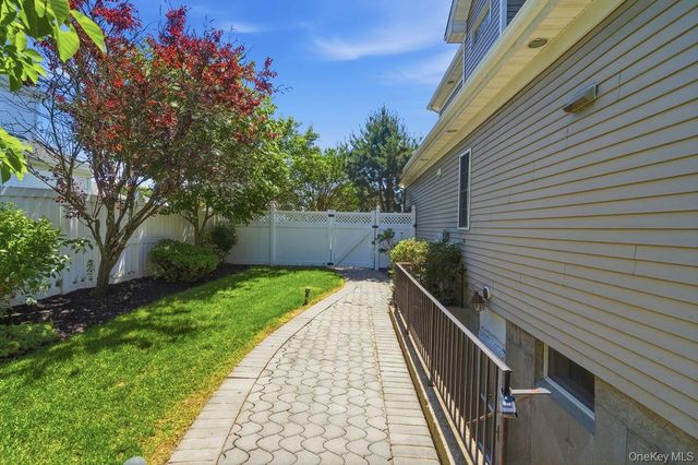 15 Boxwood Lane, Farmingdale, NY 11735
