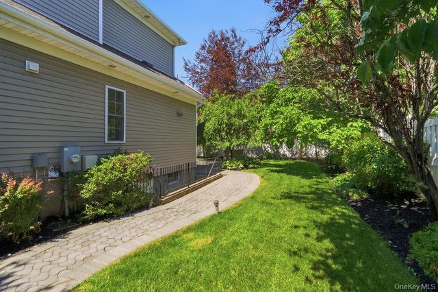 15 Boxwood Lane, Farmingdale, NY 11735