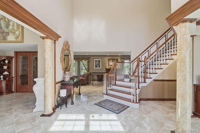 15 Boxwood Lane, Farmingdale, NY 11735