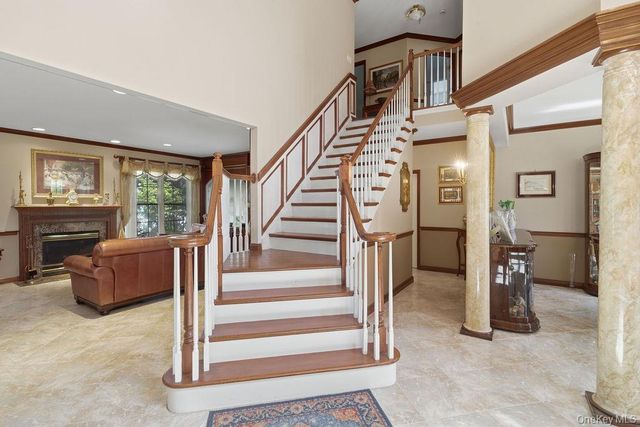15 Boxwood Lane, Farmingdale, NY 11735