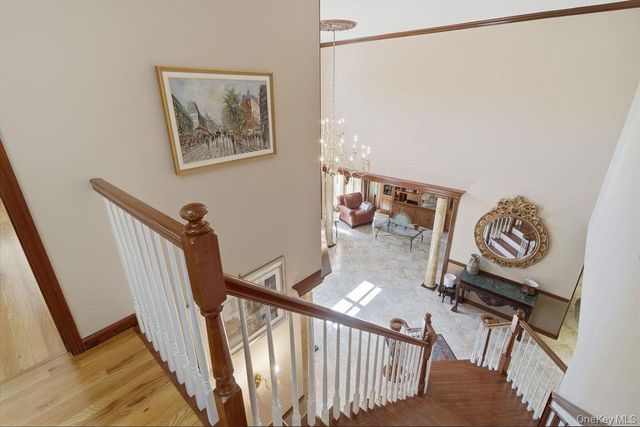 15 Boxwood Lane, Farmingdale, NY 11735