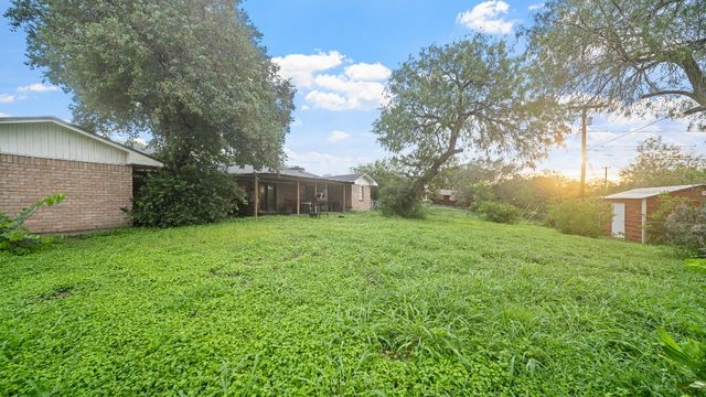13606 River Forest Dr, Corpus Christi, TX 78410