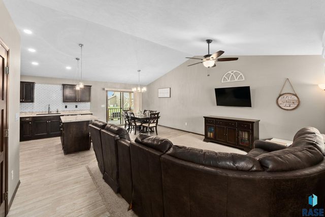 218 Creekside Ave Avenue, Harrisburg, SD 57032