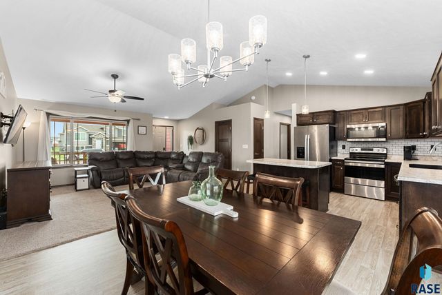 218 Creekside Ave Avenue, Harrisburg, SD 57032