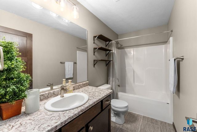 218 Creekside Ave Avenue, Harrisburg, SD 57032