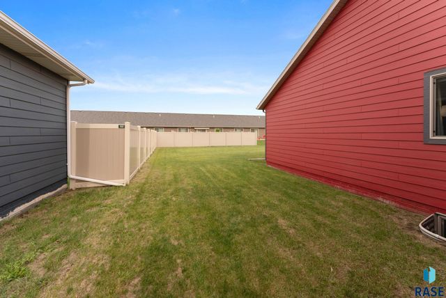 218 Creekside Ave Avenue, Harrisburg, SD 57032