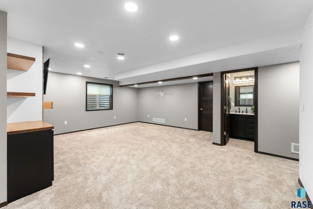 218 Creekside Ave Avenue, Harrisburg, SD 57032