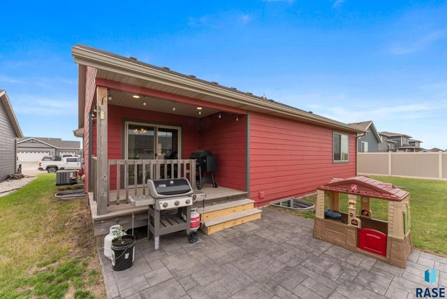 218 Creekside Ave Avenue, Harrisburg, SD 57032