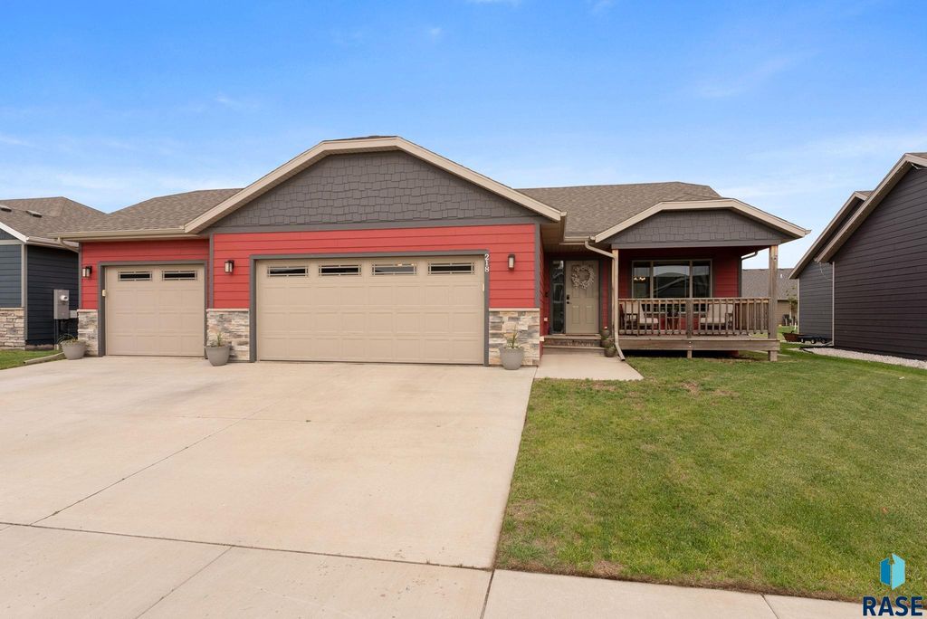 218 Creekside Ave Avenue, Harrisburg, SD 57032