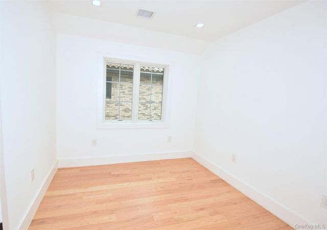 38-36 215st 2 Fl, Bayside, NY 11361