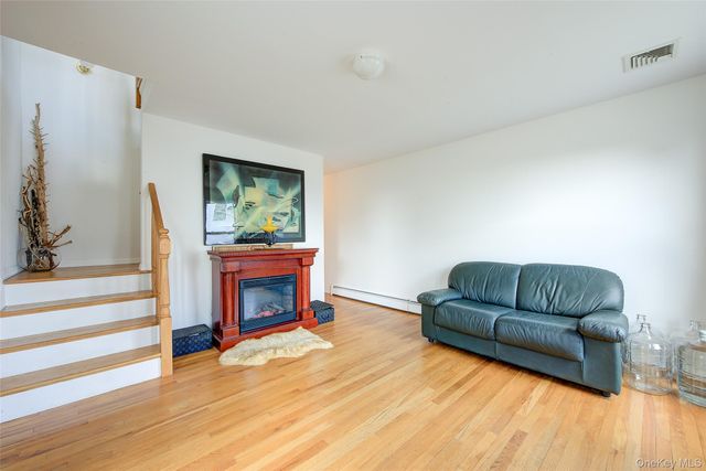 913 Arctic Street, Lindenhurst, NY 11757