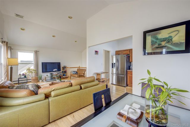 913 Arctic Street, Lindenhurst, NY 11757