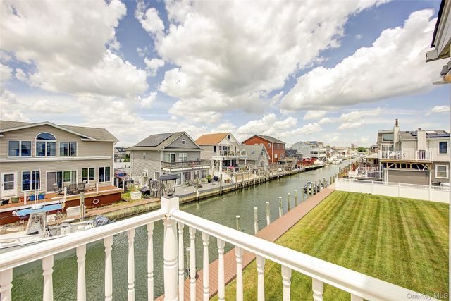 913 Arctic Street, Lindenhurst, NY 11757