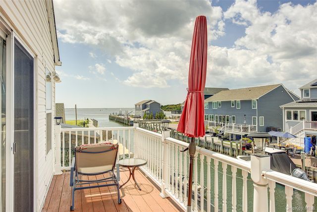 913 Arctic Street, Lindenhurst, NY 11757