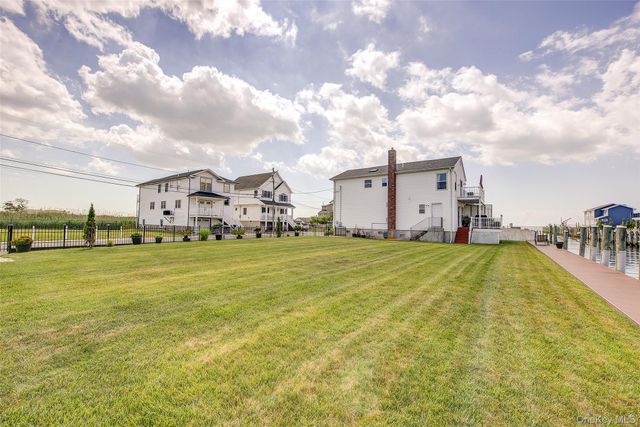 913 Arctic Street, Lindenhurst, NY 11757