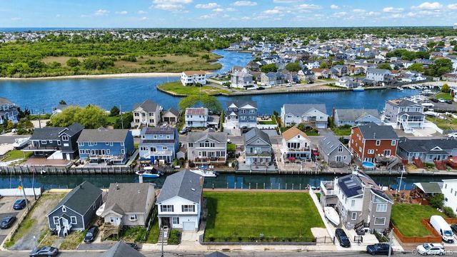 913 Arctic Street, Lindenhurst, NY 11757