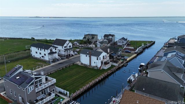913 Arctic Street, Lindenhurst, NY 11757