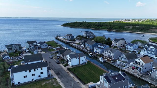 913 Arctic Street, Lindenhurst, NY 11757