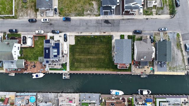 913 Arctic Street, Lindenhurst, NY 11757