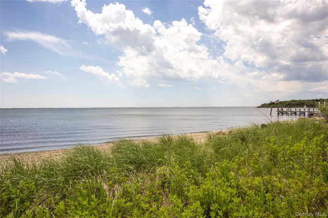 913 Arctic Street, Lindenhurst, NY 11757