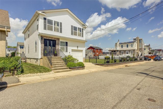 913 Arctic Street, Lindenhurst, NY 11757