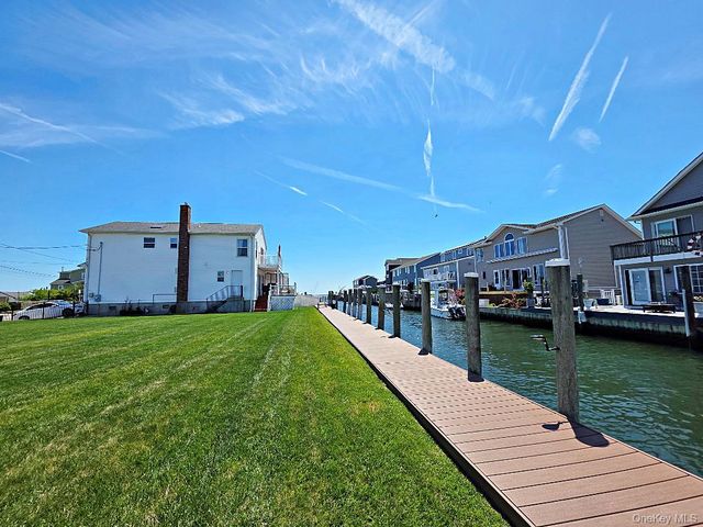 913 Arctic Street, Lindenhurst, NY 11757