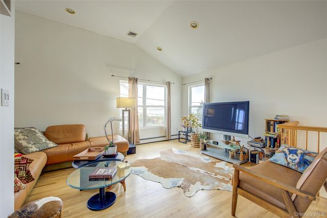 913 Arctic Street, Lindenhurst, NY 11757