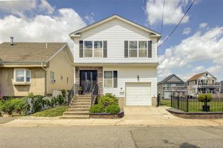 913 Arctic Street, Lindenhurst, NY 11757