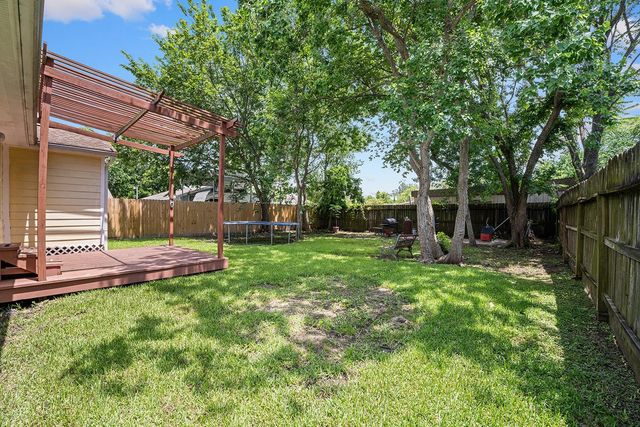 135 Pine Bluff Street, La Porte, TX 77571