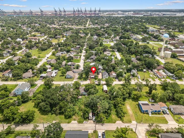 135 Pine Bluff Street, La Porte, TX 77571
