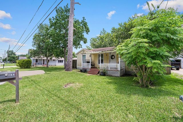 135 Pine Bluff Street, La Porte, TX 77571