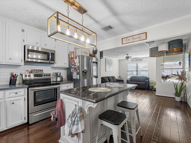 503 S Kansas Street, La Porte, TX 77571