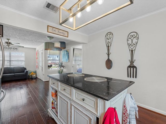 503 S Kansas Street, La Porte, TX 77571