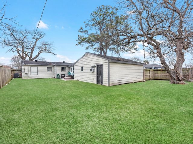 503 S Kansas Street, La Porte, TX 77571