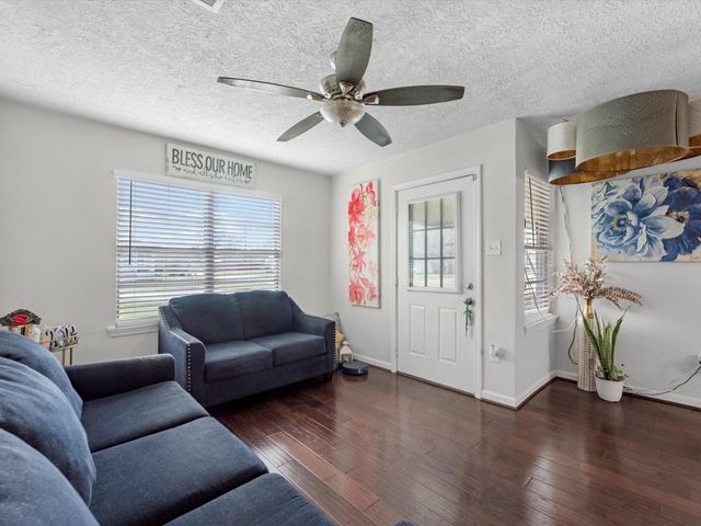 503 S Kansas Street, La Porte, TX 77571