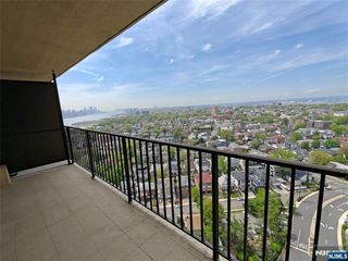 200 Winston Drive 2517, Cliffside Park, NJ 07010