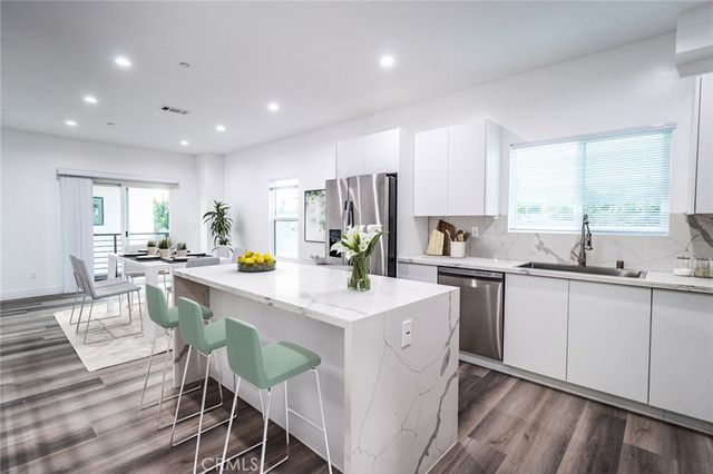 2150 S West View, Los Angeles, CA 90016