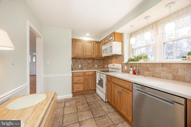 8 PILGRIM LN, Drexel Hill, PA 19026