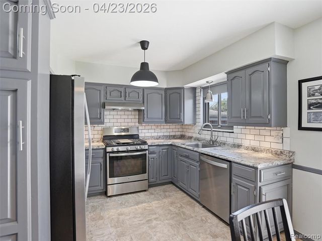 33143 Vista Way, Fraser, MI 48026